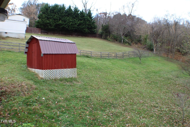 view of yard with a shed