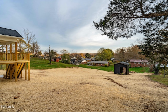 view of yard featuring a storage shed