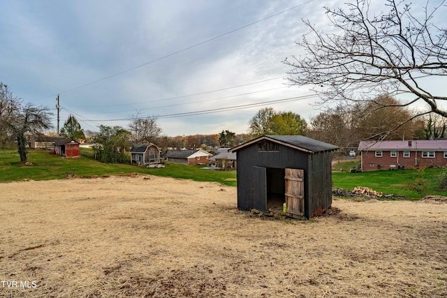 view of yard featuring a storage shed