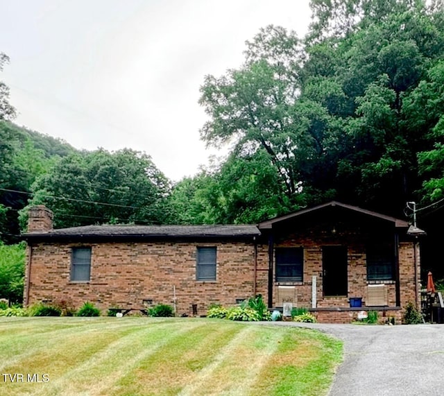 view of front of property featuring a porch and a front yard