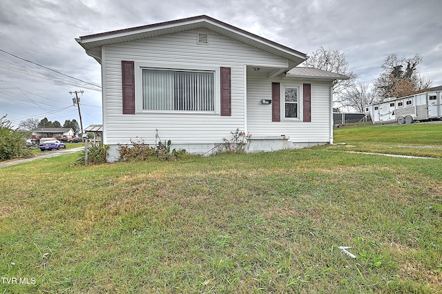 view of front of house featuring a front lawn