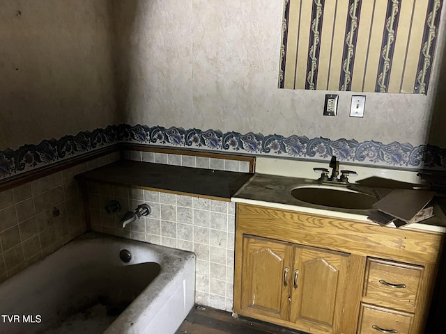 bathroom featuring a bathtub and vanity