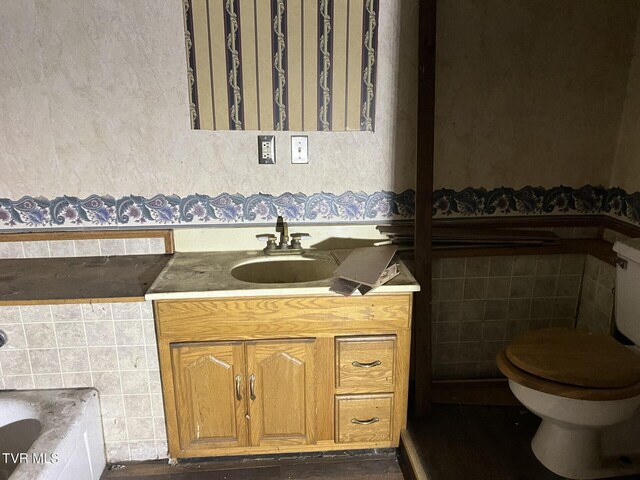 5332 Stonega Rd, Appalachia, VA 24216 - full bath featuring tile walls, vanity, a tub, and a wainscoted wall