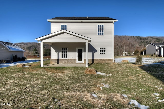 view of front of property with a front lawn and a patio area