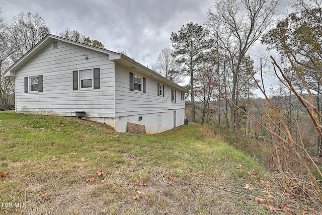 view of side of property featuring a yard