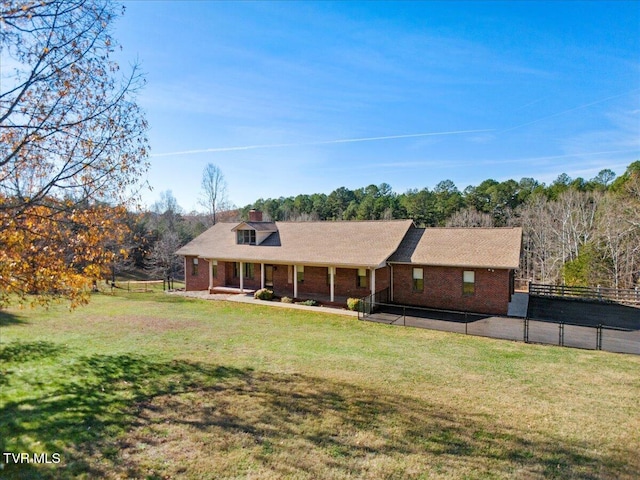 view of front facade with a front yard