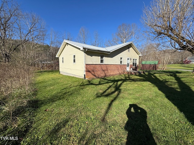 view of side of property featuring a yard