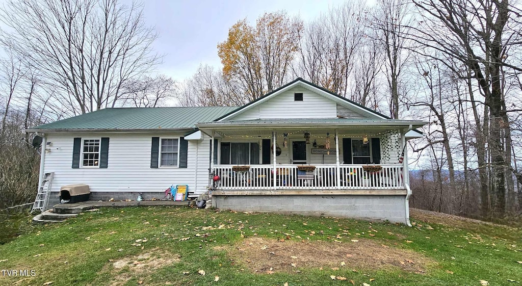 view of front of home featuring a porch and a front lawn