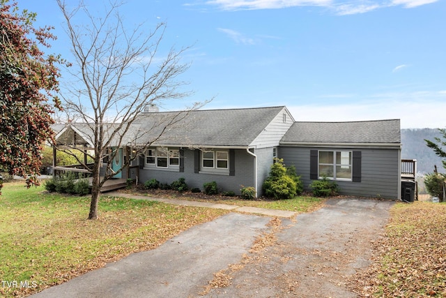 ranch-style home with a front yard