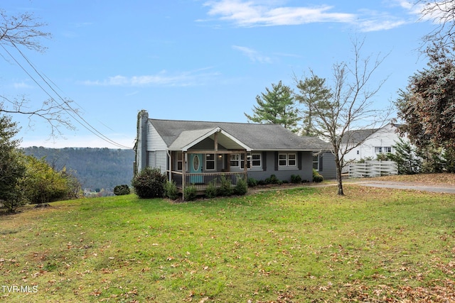 view of front facade featuring a front yard