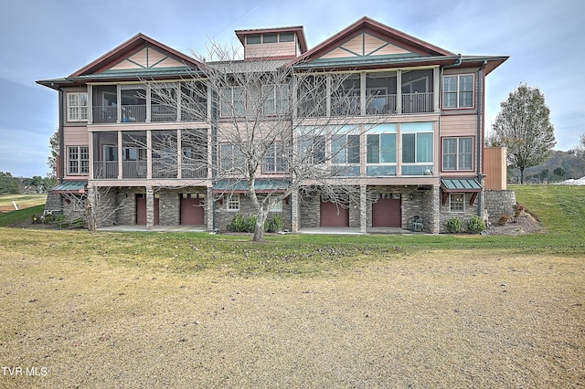 view of front facade with a front lawn