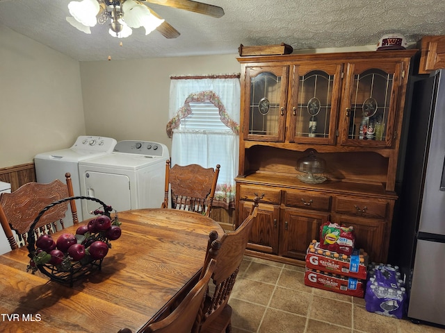 dining area featuring ceiling fan, independent washer and dryer, and a textured ceiling