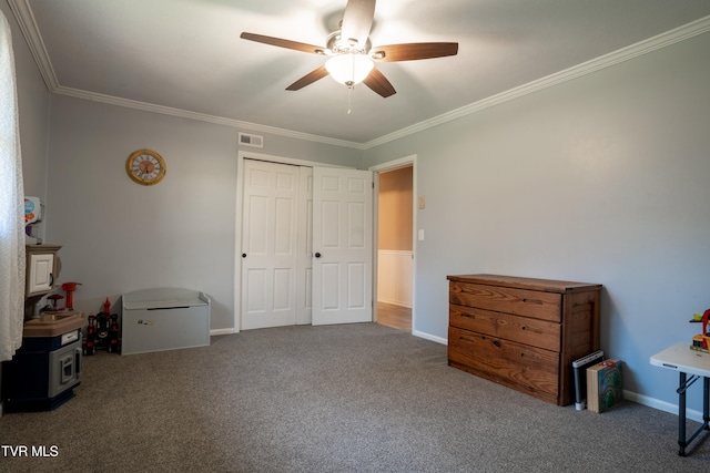 bedroom with ceiling fan, a closet, carpet floors, and ornamental molding