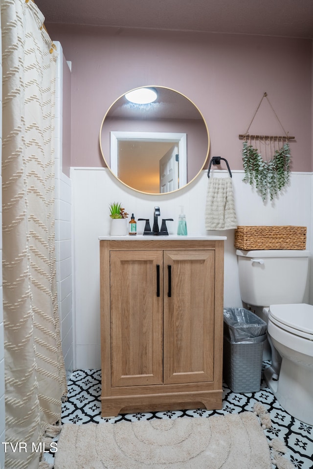 bathroom with a shower with curtain, vanity, and toilet