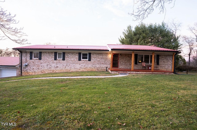 ranch-style house featuring a front yard