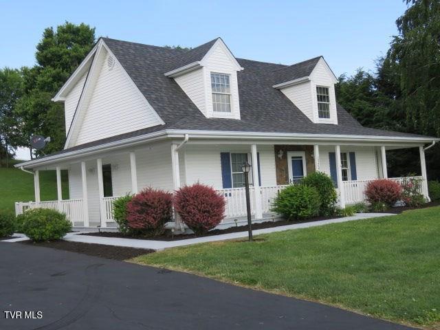 farmhouse featuring a front yard