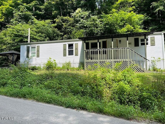 manufactured / mobile home featuring covered porch