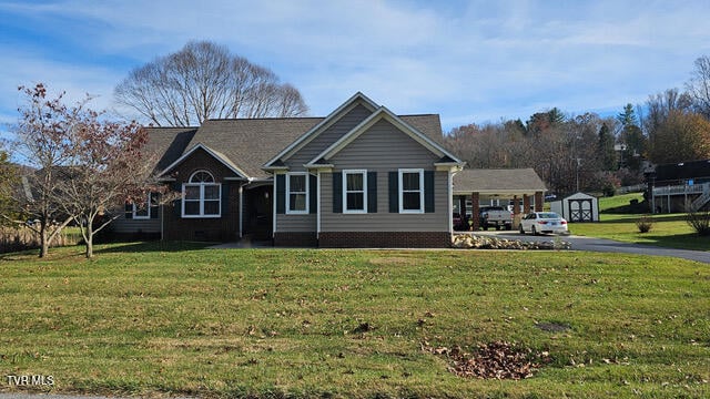 view of front of home featuring a front yard