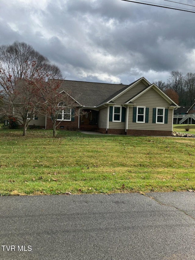 single story home with a front yard