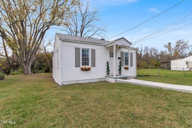 view of front of property with a front yard