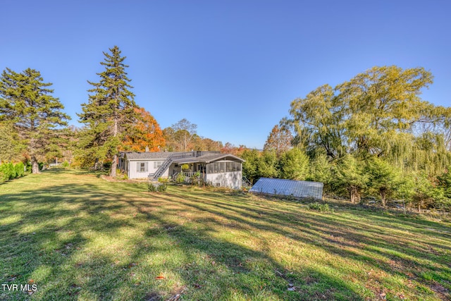 view of yard with an outbuilding