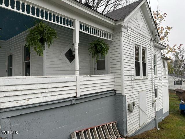 911 Russell St, Bristol, VA 24201 - view of property exterior