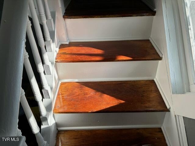 911 Russell St, Bristol, VA 24201 - detailed view of baseboards