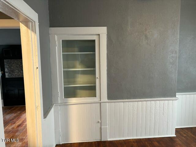 911 Russell St, Bristol, VA 24201 - detailed view of wainscoting and wood finished floors