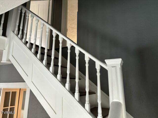 911 Russell St, Bristol, VA 24201 - view of stairs