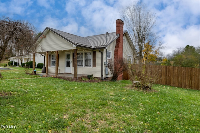 view of front of home with a front lawn