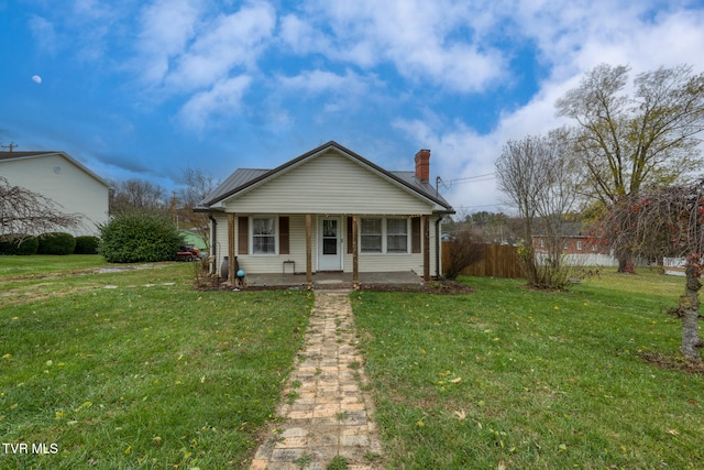 view of front facade with a front lawn and covered porch