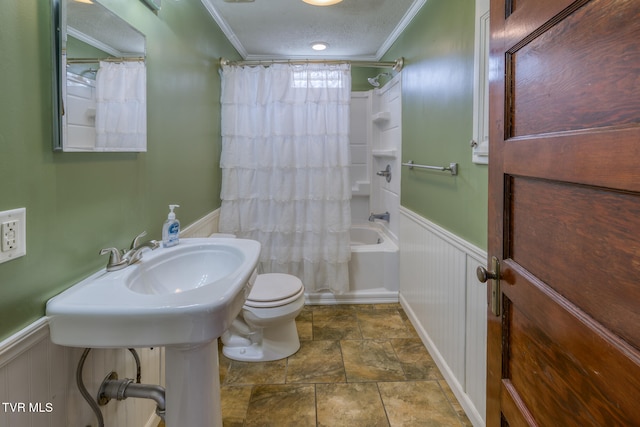 bathroom featuring toilet, ornamental molding, a textured ceiling, and shower / tub combo