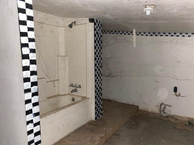 bathroom featuring shower / bath combination