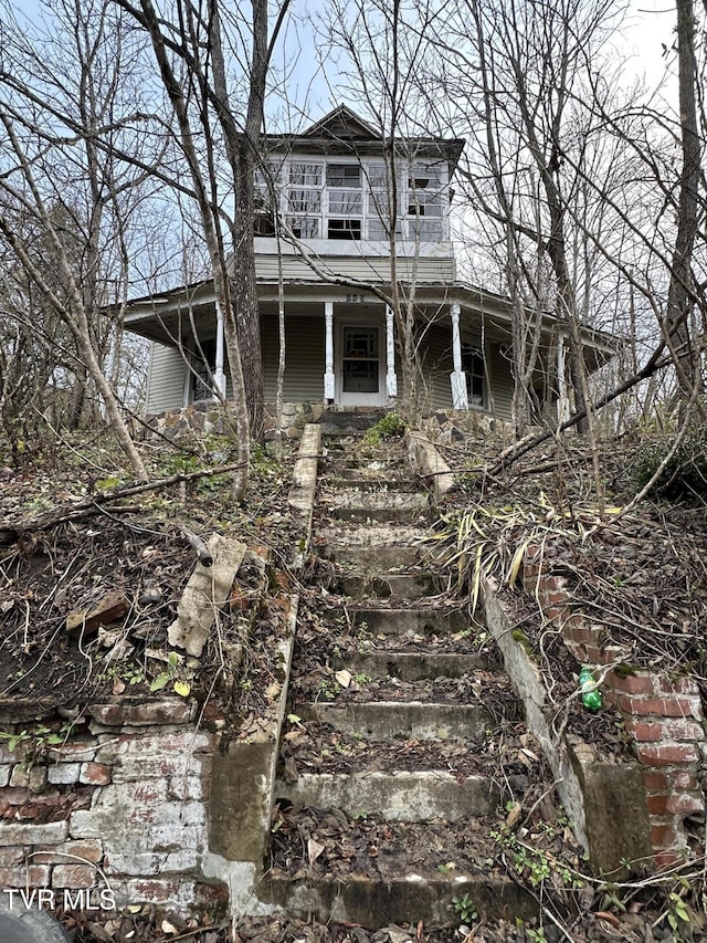 view of front facade with covered porch