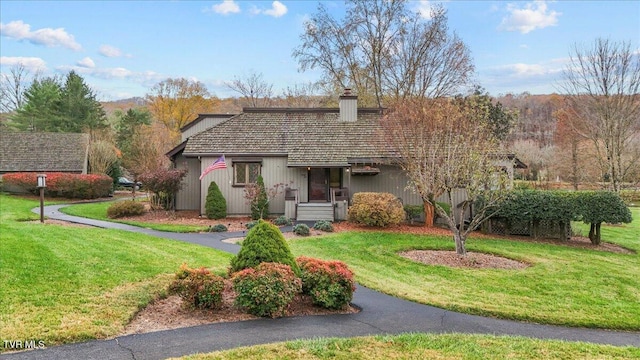 view of front of property featuring a front lawn