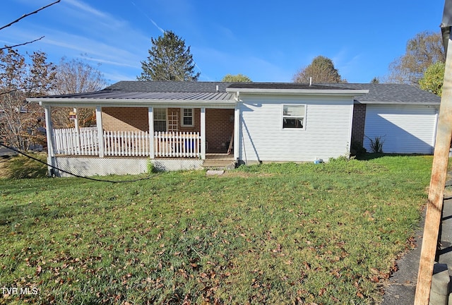 ranch-style house featuring a front yard