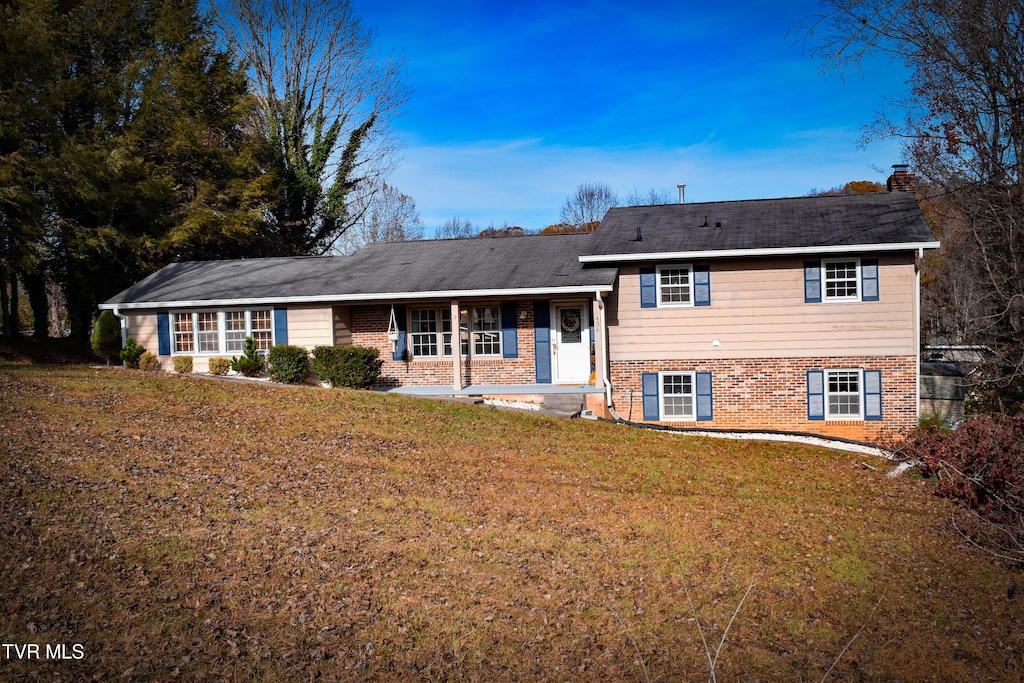 split level home with a front lawn