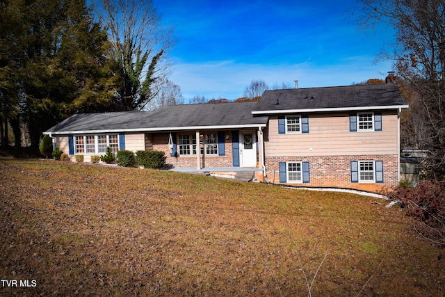 split level home with a front lawn