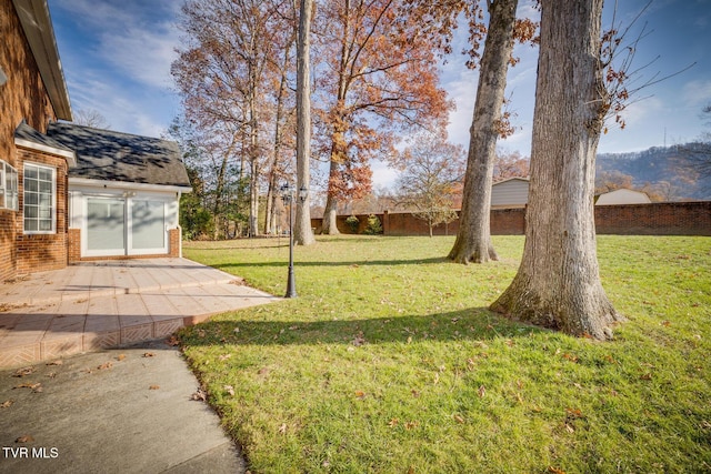 view of yard featuring a patio