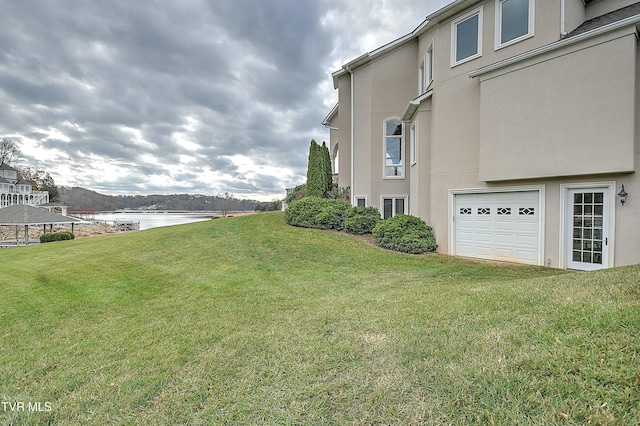 view of yard featuring a water view