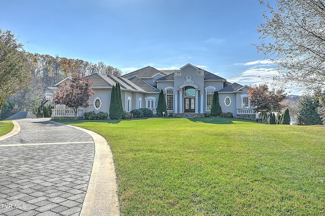 view of front of house featuring a front lawn