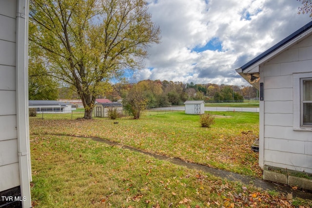 view of yard featuring a storage shed