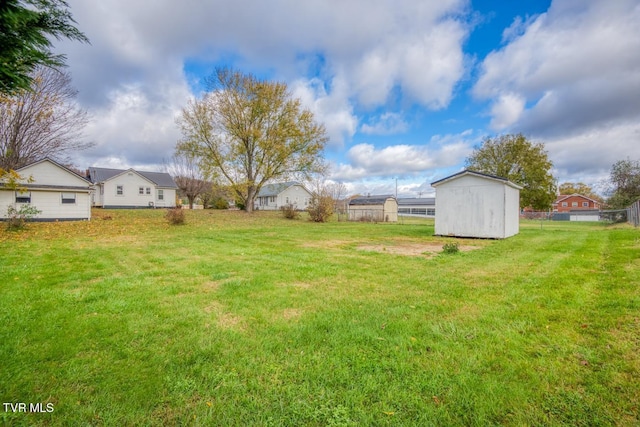 view of yard featuring a shed