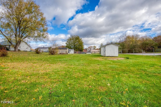 view of yard with a storage unit