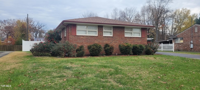 view of front of home featuring a front yard