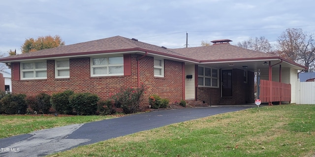 view of front of home featuring a front yard