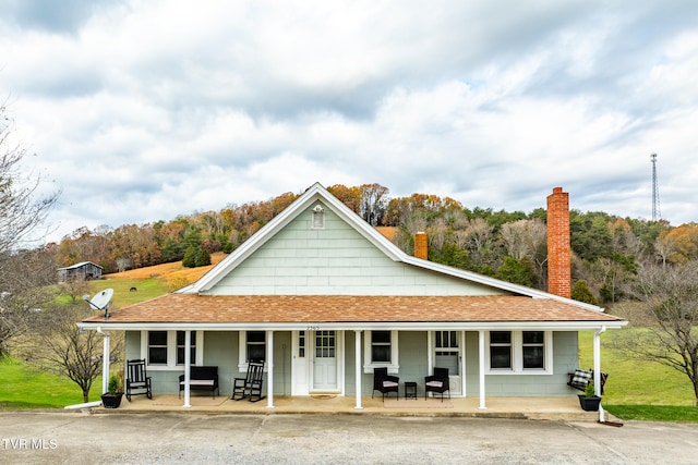 farmhouse featuring a porch