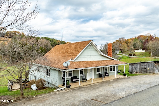 farmhouse featuring a porch