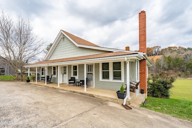 view of front of house featuring a porch and a front lawn