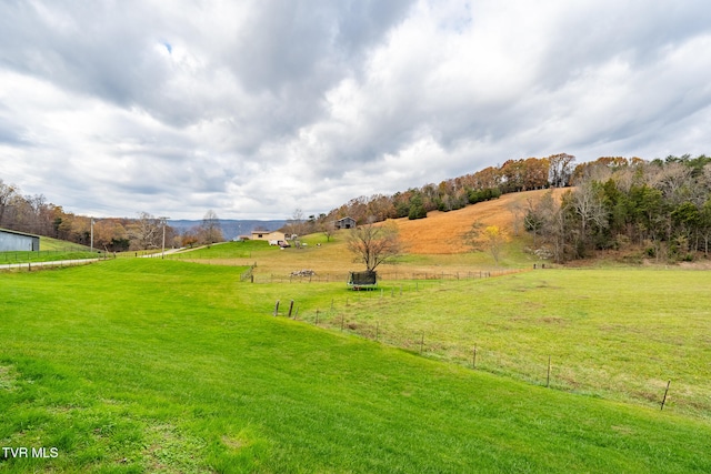 view of yard featuring a rural view